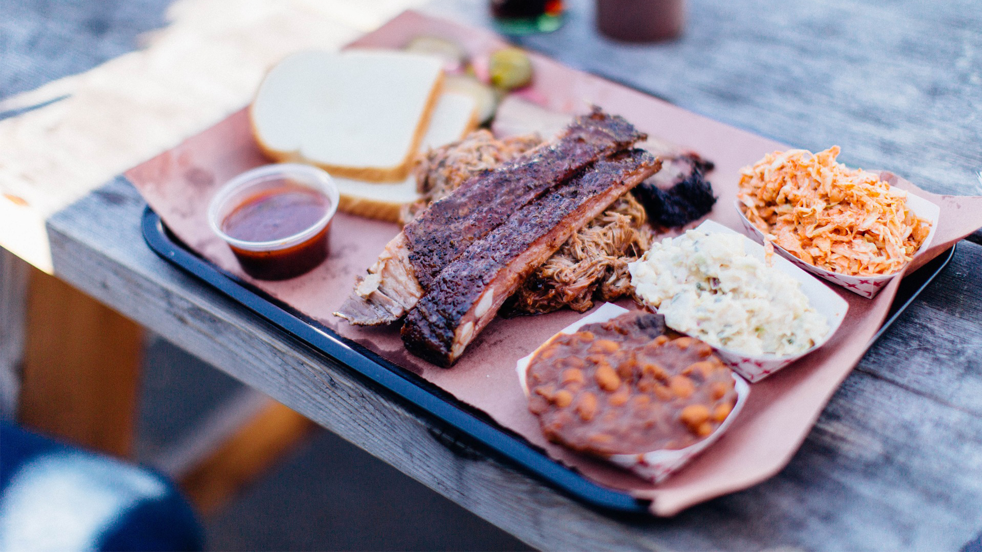 A tray with a barbecue meal for lunch.